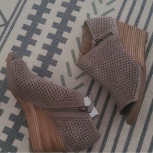 NWT LUCKY BRAND sz 7 5 open toe wedge bootie
